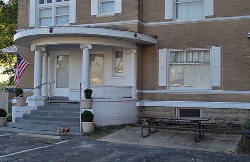 Rockford Apartment | Cozy 1-bedroom with AC, fitness room, WiFi , Laundy in a great building