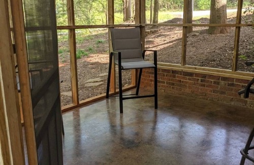 Townville Apartment | Cozy 1 BR/1BA apartment steps from Lake Hartwell.