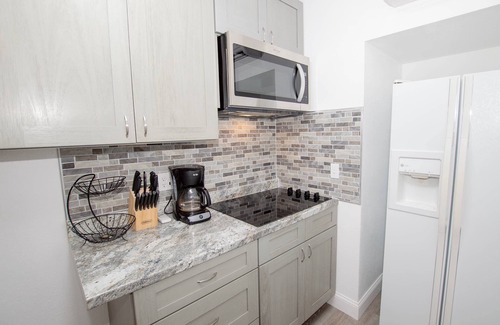 Winter Haven Apartment | Cozy 1 BR Apt on Lake Howard with Lanai Patio, Dock & Kayaks