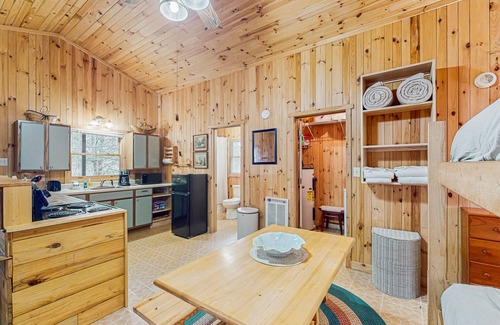 Boone Cabin | Cozy 1 BR Cabin with a Full Kitchen, front porch and mountain views
