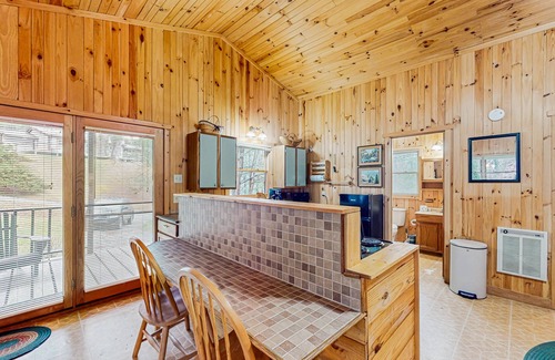 Boone Cabin | Cozy 1 BR Cabin with a Full Kitchen, front porch and mountain views