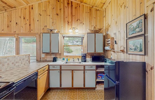 Boone Cabin | Cozy 1 BR Cabin with a Full Kitchen, front porch and mountain views