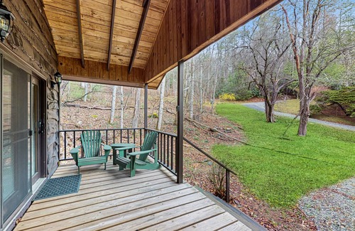 Boone Cabin | Cozy 1 BR Cabin with a Full Kitchen, front porch and mountain views