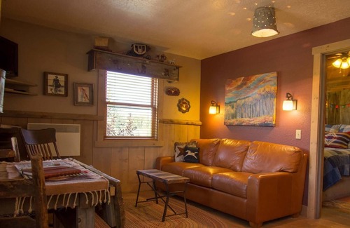 Panguitch Cabin | Cozy 1 BR with a Pullout Sofa bed and Kitchenette