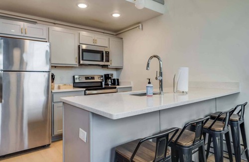 Downtown Louisville Apartment | Cozy 11-Unit Loft w/Med District | Free Parking