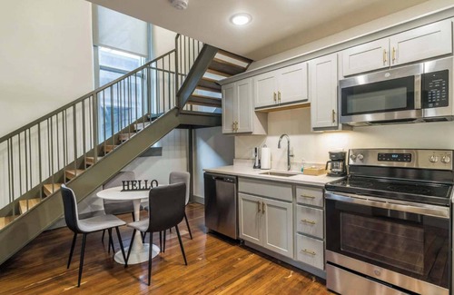 Downtown Louisville Apartment | Cozy 11-Unit Loft w/Med District | Free Parking