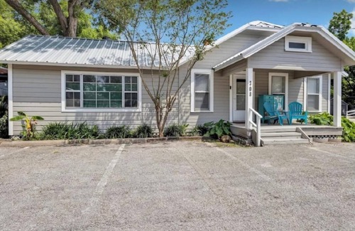 Tomball House | Cozy 1930's cottage WALKING distance to Old Town Tomball