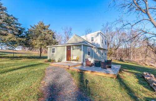 Rossville House | Cozy 1970s Inspired 3 Bedroom Getaway with AC, WiFi, and Outdoor Fire Ring.
