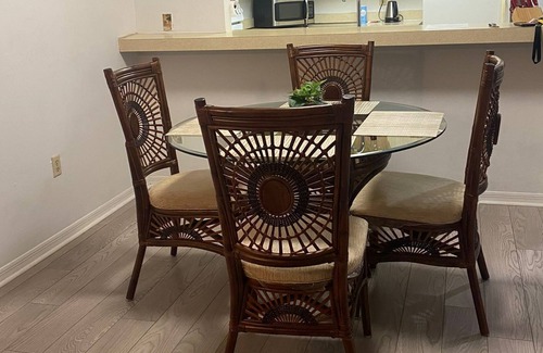 Tropic Apartment | Cozy 1BD Apartment Located in Prime Location