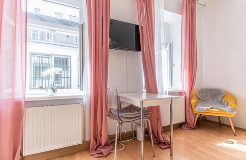 Rudolfsheim-Funfhaus Apartment | Cozy 1BR Apt: TV & Netflix, Close to Metro Lines