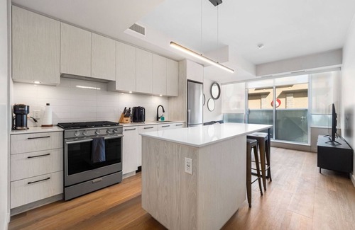 Hillhurst Condo | Cozy 1BR Condo, Steps from CTrain Station!