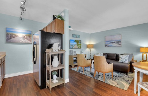 Old Naples Condo | Cozy 1BR Condo Steps from 5th Ave & Naples Beach