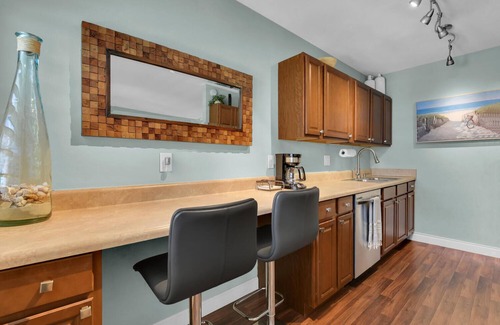 Old Naples Condo | Cozy 1BR Condo Steps from 5th Ave & Naples Beach