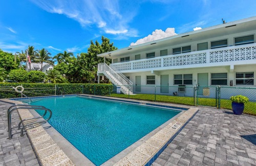 Old Naples Condo | Cozy 1BR Condo Steps from 5th Ave & Naples Beach