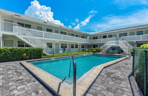 Old Naples Condo | Cozy 1BR Condo Steps from 5th Ave & Naples Beach