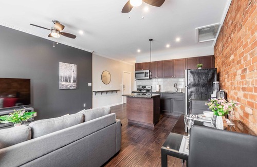 Central Hamilton Apartment | Cozy 1BR- Condo Unit - James Street North