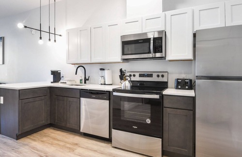 Elizabeth Apartment | Cozy 1BR Next to Airport 3831