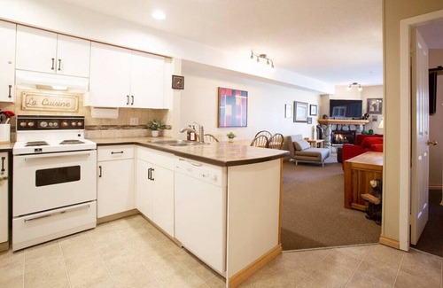 Whistler Creekside Apartment | Cozy 1BR: Sleeps 4,Pool,Hot Tub,BBQ,Free Parking & Near Valley Trail!