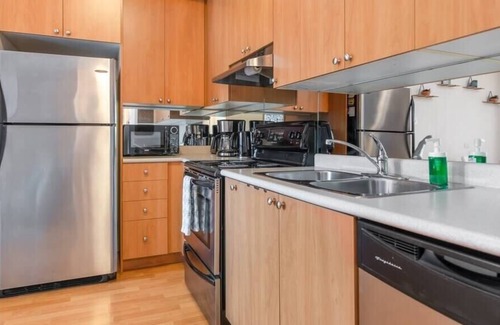 Churchill Meadows Apartment | Cozy 1BR Townhome Apartment