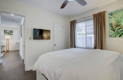 Downtown Fort Lauderdale Cottage | Cozy 2/1, Close to Las Olas/Beach, Port, FLL