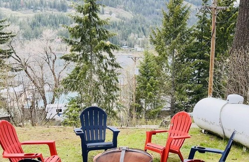 Sagle House | Cozy 2 BD Lakehouse Cabin w/ incredible views