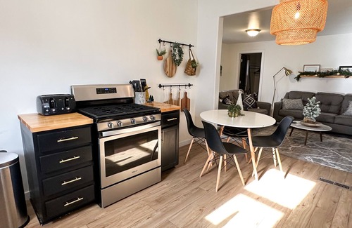Lincoln Apartment | Cozy 2 bed/1 bath home - Minutes from UNL & Downtown. Pet- Friendly!
