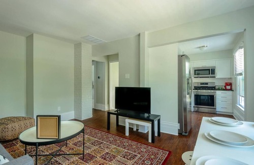 Detroit Apartment | Cozy 2 bed|1ba apt in West Village w/parking