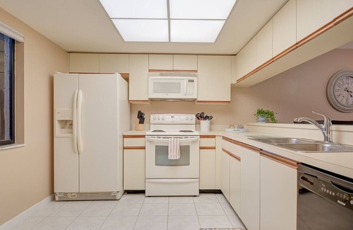 Biggar Condo | ☀️Cozy 2 Bed 2 Bath, Ground Floor w/Lake View 10 Mins to Airport/Pool & Jacuzzi