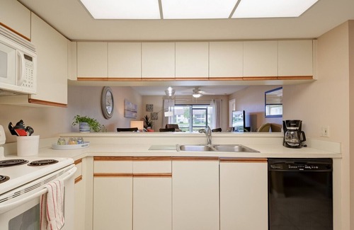 Biggar Condo | ☀️Cozy 2 Bed 2 Bath, Ground Floor w/Lake View 10 Mins to Airport/Pool & Jacuzzi