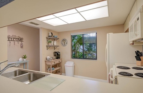 Biggar Condo | ☀️Cozy 2 Bed 2 Bath, Ground Floor w/Lake View 10 Mins to Airport/Pool & Jacuzzi