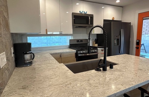 Los Angeles House | Cozy 2 bed/2 bath home near DTLA with a pool/spa and a big yard