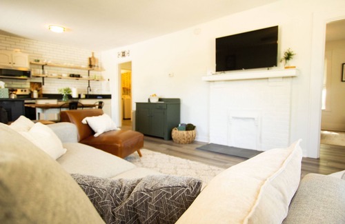 Knoxville House | Cozy 2 Bed 2 Bath Retreat with Home Office. Near UT & DT Knoxville!