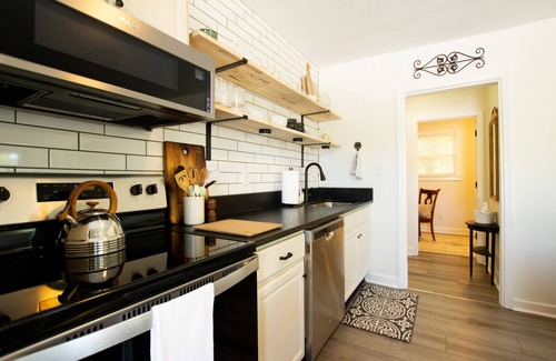 Knoxville House | Cozy 2 Bed 2 Bath Retreat with Home Office. Near UT & DT Knoxville!