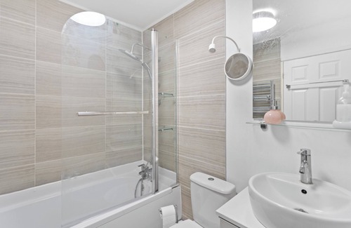 Newham Apartment | Cozy 2 Bed Apartment Close to Lcy & Excel