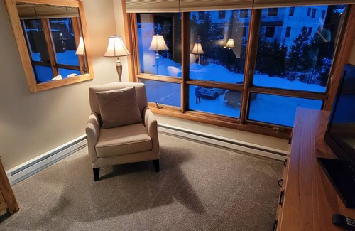 Big Sky Condo | Cozy 2 bed condo w loft, hot tub and pool. ski shuttle. 1/8 mile to base