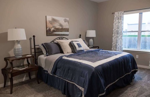 Sycamore House | Cozy 2 bed condo featuring king master suite with office in Sycamore