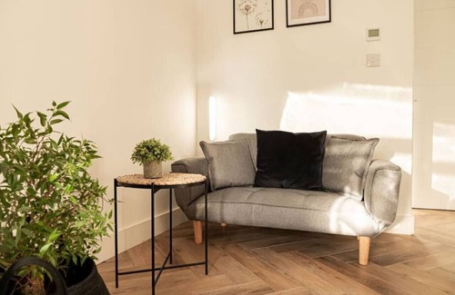 Wroxton Apartment | Cozy 2-Bed Flat in Wroxton near Abbey Gardens