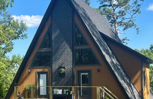 Hot Springs Village Cabin | Cozy 2-bedroom A-Frame Cabin in charming Hot Springs Village