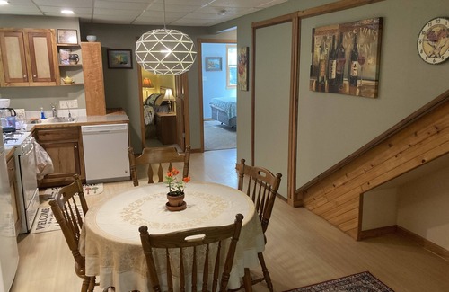 Waterford Apartment | Cozy 2 bedrm apart with full kitchen surrounded by woods 25 mins from Milwaukee