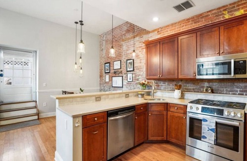 Medford Street - The Neck Condo | Cozy 2-bedroom 1.5 bath condo w/parking & private patio in lovely Charlestown,