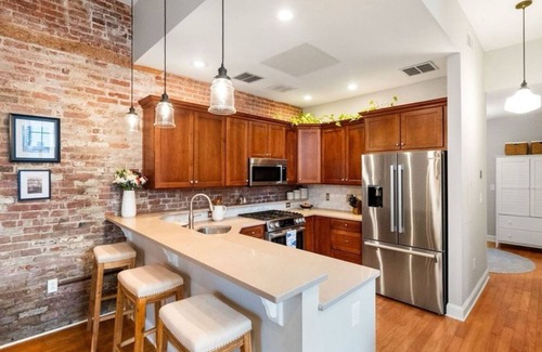Medford Street - The Neck Condo | Cozy 2-bedroom 1.5 bath condo w/parking & private patio in lovely Charlestown,