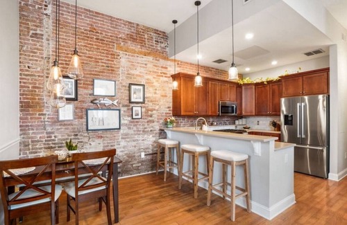Medford Street - The Neck Condo | Cozy 2-bedroom 1.5 bath condo w/parking & private patio in lovely Charlestown,