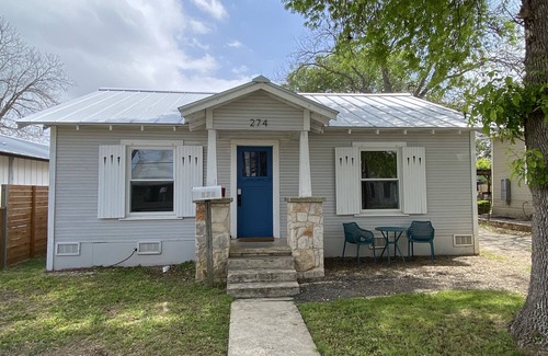 New Braunfels House | Cozy 2 bedroom—5 min walk to the river and downtown