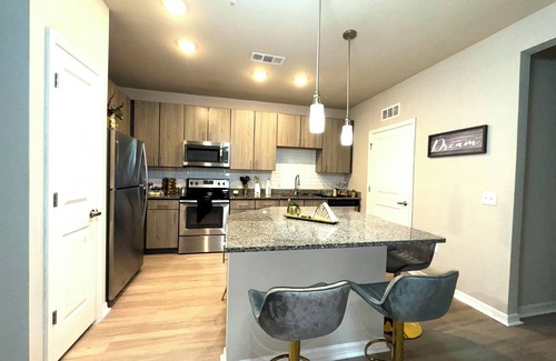 Northside Apartment | Cozy 2-bedroom apartment in nice Jacksonville with WiFi, fitness room - Sleep 6!