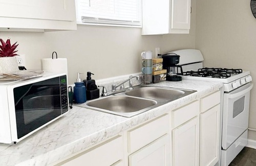 Evansville Apartment | Cozy 2-bedroom apartment in nice Evansville with AC, WiFi