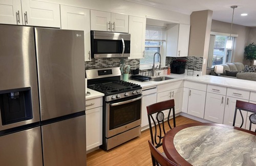Ridgefield Apartment | Cozy 2-bedroom apartment 20 mins to NYC with WiFi, AC