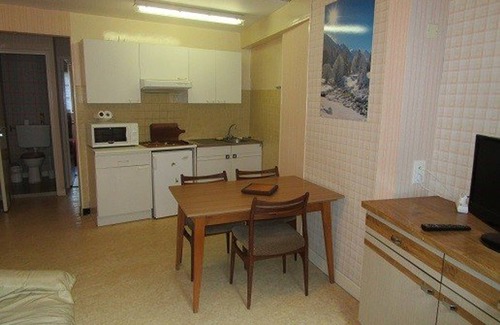 Cauterets Apartment | Cozy 2-Bedroom Apartment with Free WiFi, Near Thermal Spa and Lift in Cauterets