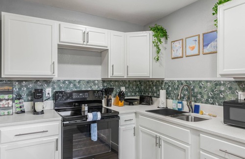 Riverside Apartment | Cozy 2-bedroom apartment close to Kansas City, King bed and Workspace