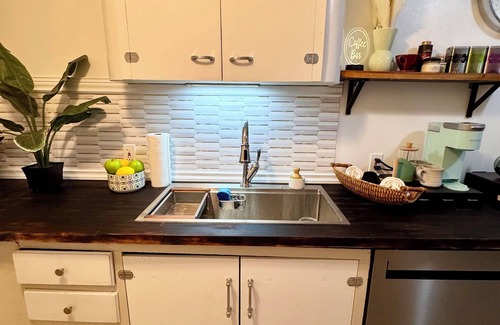 Downtown Vancouver Apartment | Cozy 2-bedroom apartment in Vancouver walk/bike distance to pubs/shopping!
