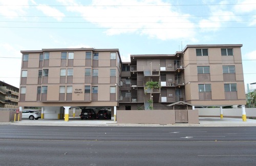 Diamond Head - Kapahulu - St. Louis Apartment | Cozy 2-bedroom apartment in charming Honolulu with WiFi, AC and parking